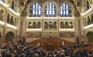 A veszélyhelyzet meghosszabbításáról dönt a parlament 