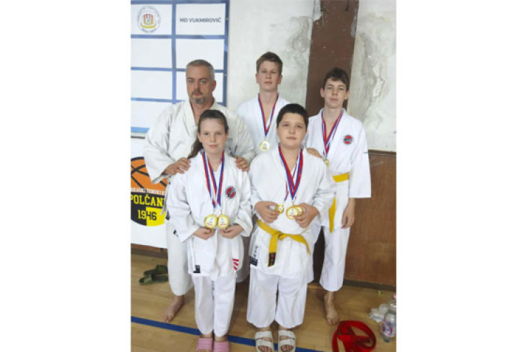 Maximális teljesítményt nyújtottak a Dombóvári Karatesuli versenyzői Topolyán