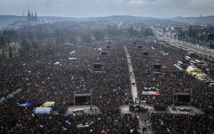 Óriási tüntetést tartottak Prágában a Babis-kormány ellen