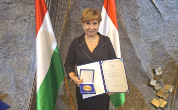 Gelencsérné Dr. Bakó Márta Apáczai Csere János-díjat vehetett át