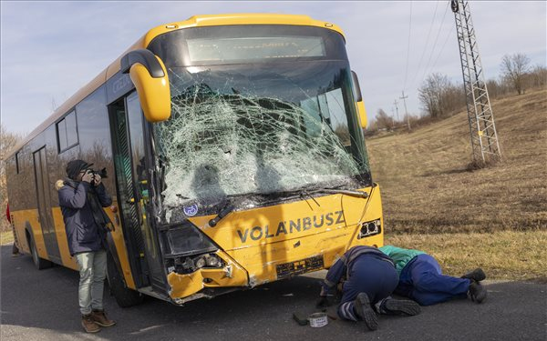 Halálos baleset Zalában, busz és személyautó ütközött