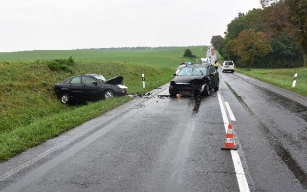 Szabálytalan előzés miatt ütközött két autó