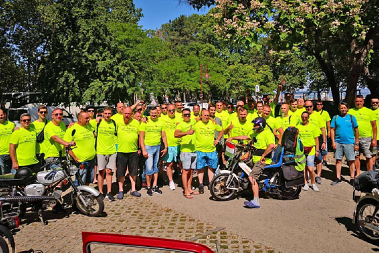 Idén is körbemotorozták a Balatont Babettákkal