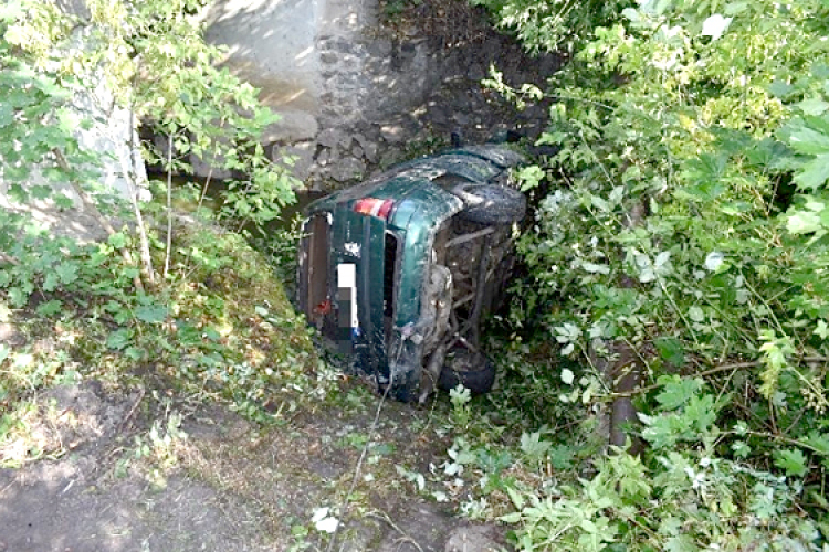 Engedély nélkül elvitt autóval, jogosítvány nélkül okozott balesetet egy dombóvári fiú