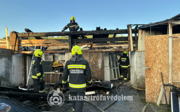 Lakóépület tűzesethez riasztották a tűzoltókat Dombóváron