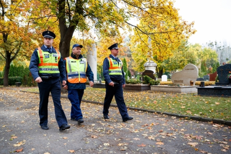 Halottak napja - A rendőrség idén is jelen lesz a temetők környékén