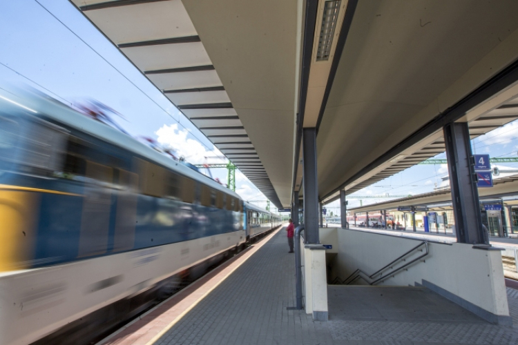 Megdobált egy vonatot egy szerelmi bánatban szenvedő férfi