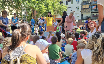 Hamupipőke előadás a Papírszínházban