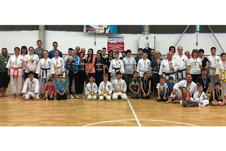 Játékos gyakorlatokkal csináltak kedvet a karatéhoz