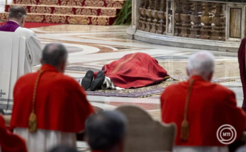 Több mint 30 ezren vettek részt a XIV. Leó pápa vezette keresztúton a római Colosseumnál