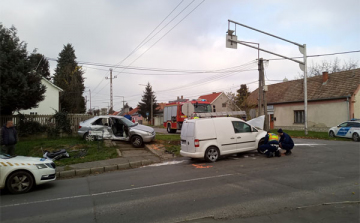 Két személyautó ütközött Dombóváron, a Kórház utcában