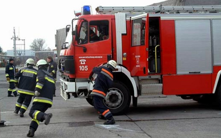 Folyamatos munkában a dombóvári tűzoltók